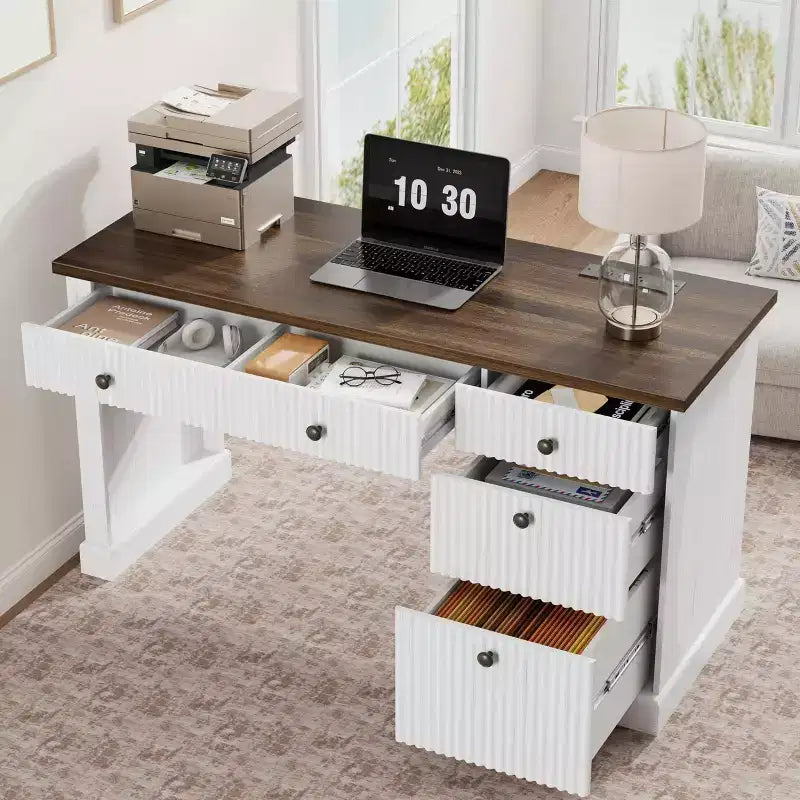 Geriffelter Home-Office-Schreibtisch mit Stauraum, 137 cm moderner Chefschreibtisch mit Ladestation, Computer-Schreibtisch aus Holz mit Aktenschubladen für das Arbeitszimmer