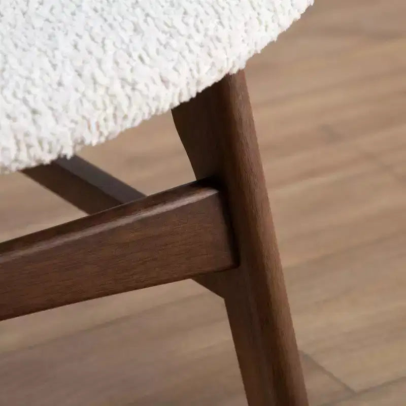 HOMES: Inside + Out River Run Mid-Century Modern Wingback Bouclé Akzentstuhl Walnuss