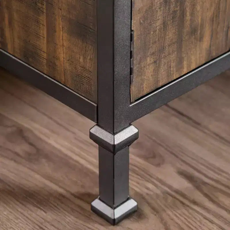24/7 Shop At Home Kelson TV-Schrank mit mehreren Ablagen für Fernseher bis 65 Zoll: Metallbeine, Kabelführung, feste Regalböden