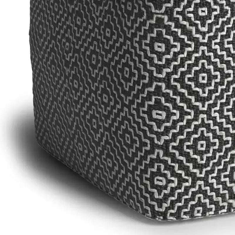 Laurene quadratischer Pouf aus gewebtem PET-Polyester Grau/Weiß – WyndenHall