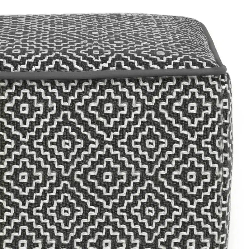 Laurene quadratischer Pouf aus gewebtem PET-Polyester Grau/Weiß – WyndenHall