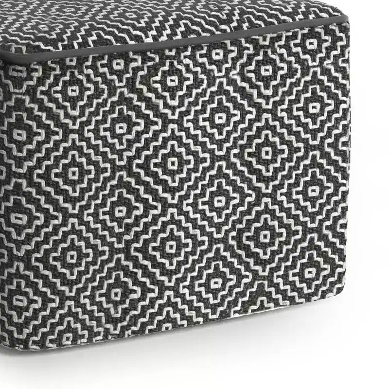 Laurene quadratischer Pouf aus gewebtem PET-Polyester Grau/Weiß – WyndenHall