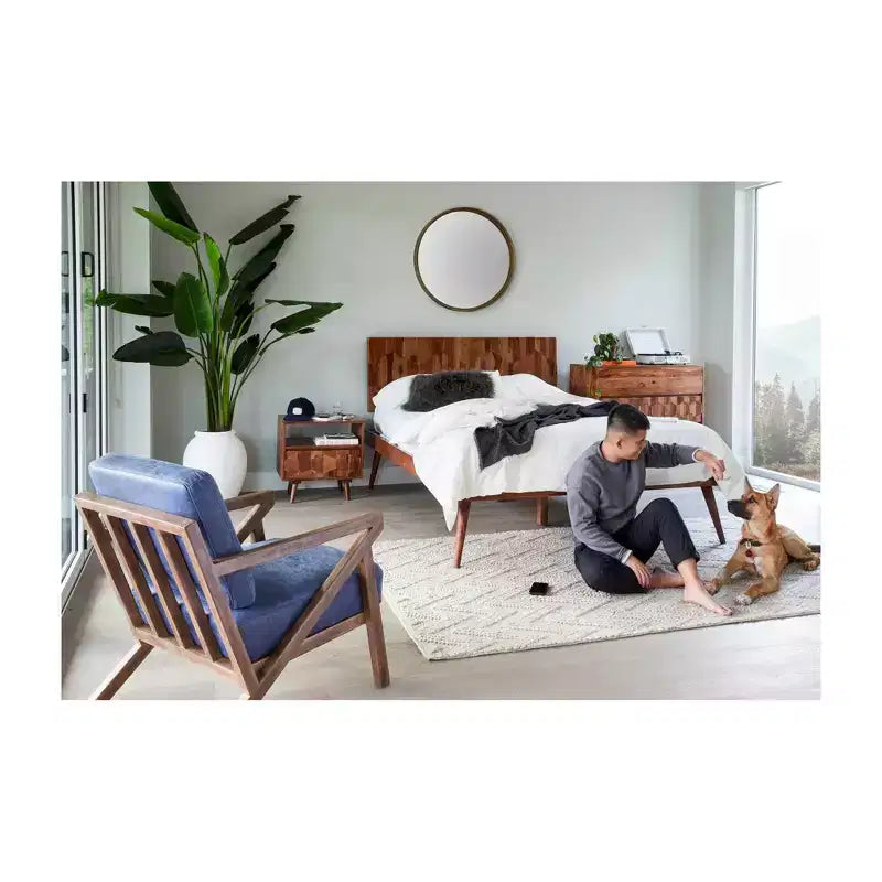Queen Armand Bett Braun - Erlenbucht: Mid-Century-Stil, Plattformdesign, Kopfteil aus Holz, kein Boxspringbett erforderlich