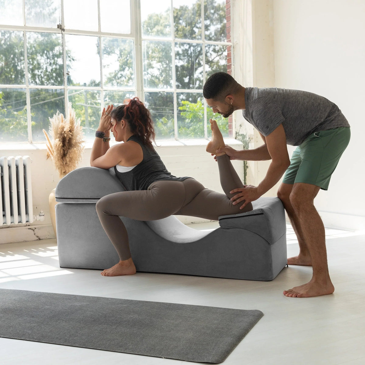 Avana Kami umwandelbare Chaise / Yoga & Massage – 2-in-1-Ottomane mit verdeckter ausklappbarer Yoga-Liege, Microvelvet – N/A
