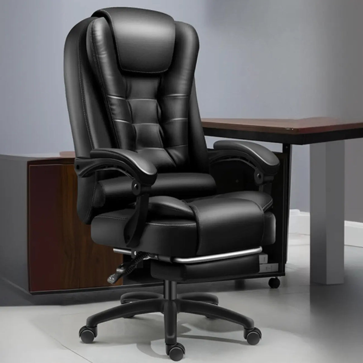 Ergonomischer Bürostuhl aus schwarzem Leder mit Fußstütze und Drehfunktion