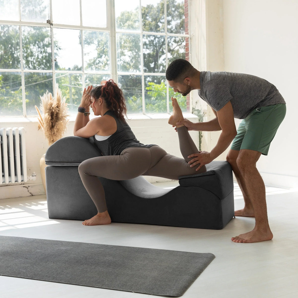 Avana Kami umwandelbare Chaise / Yoga & Massage – 2-in-1-Ottomane mit verdeckter ausklappbarer Yoga-Liege, Microvelvet – N/A