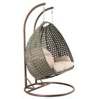 LeisureMod 2-Person Hängesessel mit Ständer – Outdoor/Indoor Rattan Korbsessel Garten-Schaukelhängematte mit Kissen