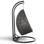LeisureMod 2-Person Hängesessel mit Ständer – Outdoor/Indoor Rattan Korbsessel Garten-Schaukelhängematte mit Kissen