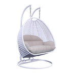 LeisureMod 2-Person Hängesessel mit Ständer – Outdoor/Indoor Rattan Korbsessel Garten-Schaukelhängematte mit Kissen