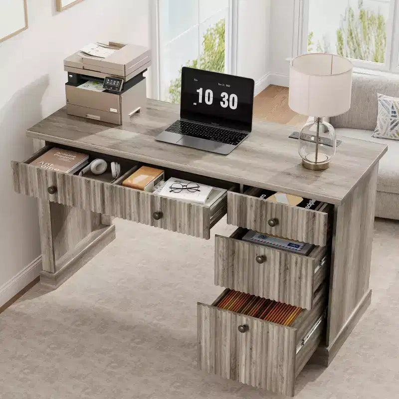 Geriffelter Home-Office-Schreibtisch mit Stauraum, 137 cm moderner Chefschreibtisch mit Ladestation, Computer-Schreibtisch aus Holz mit Aktenschubladen für das Arbeitszimmer