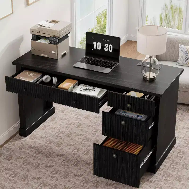 Geriffelter Home-Office-Schreibtisch mit Stauraum, 137 cm moderner Chefschreibtisch mit Ladestation, Computer-Schreibtisch aus Holz mit Aktenschubladen für das Arbeitszimmer