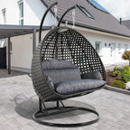 LeisureMod 2-Person Hängesessel mit Ständer – Outdoor/Indoor Rattan Korbsessel Garten-Schaukelhängematte mit Kissen