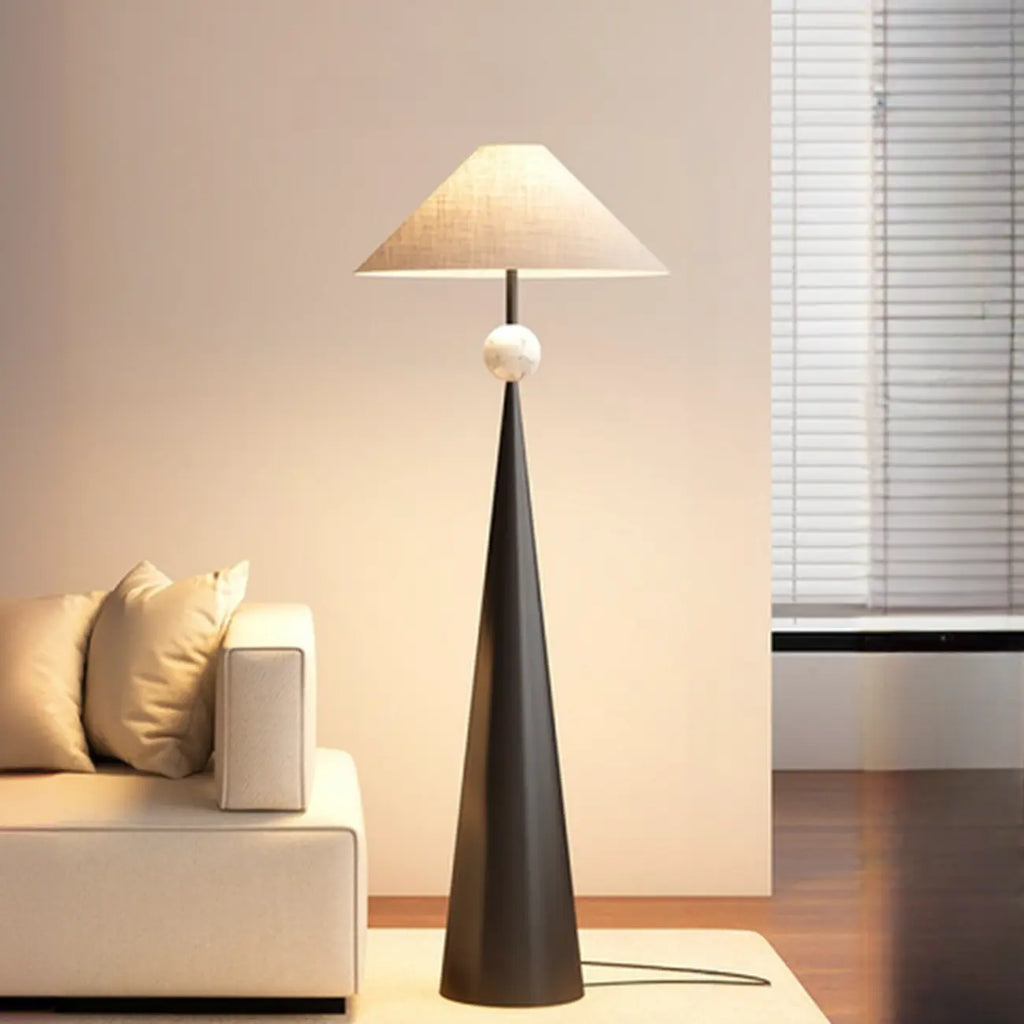 Moderne Stehleuchte aus Metall mit Stoffschirm