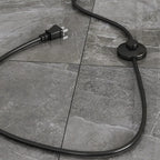 Moderne Stehleuchte aus Metall mit Stoffschirm