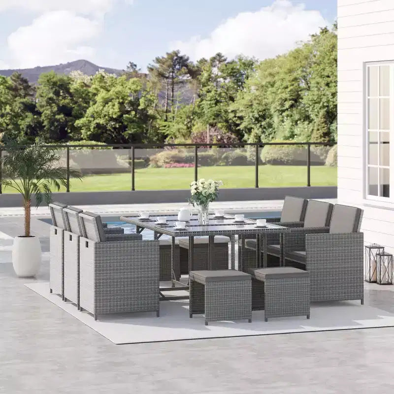 Outsunny 11-teilige Terrassen-Essgruppe Outdoor-Rattan-Gartenmöbel-Set mit platzsparenden Stühlen, Glastisch und Kissen