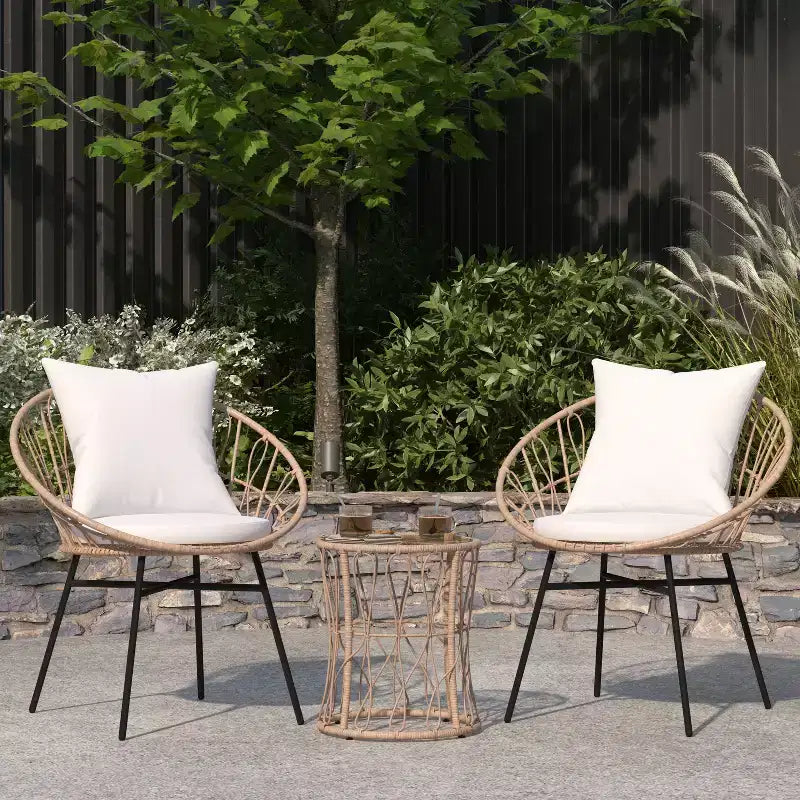 Merrick Lane 3-teiliges Terrassen-Set mit Seil-Rattan-Stühlen, passendem Beistelltisch mit Glasplatte und Kissen für den Innen- und Außenbereich