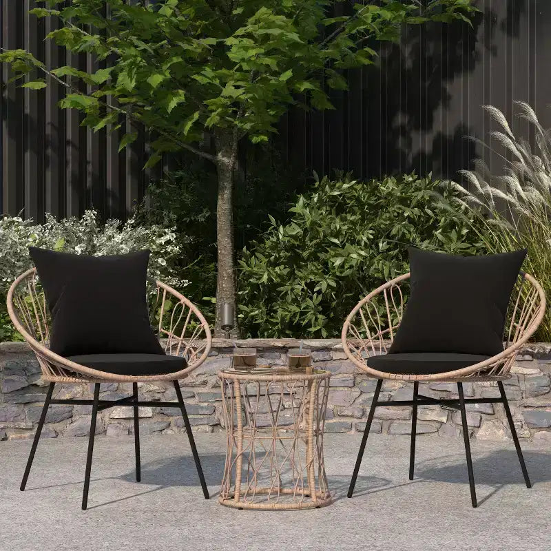 Merrick Lane 3-teiliges Terrassen-Set mit Seil-Rattan-Stühlen, passendem Beistelltisch mit Glasplatte und Kissen für den Innen- und Außenbereich