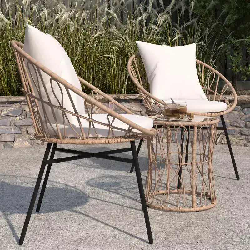 Merrick Lane 3-teiliges Terrassen-Set mit Seil-Rattan-Stühlen, passendem Beistelltisch mit Glasplatte und Kissen für den Innen- und Außenbereich