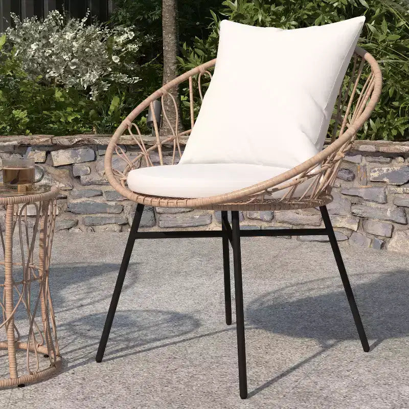 Merrick Lane 3-teiliges Terrassen-Set mit Seil-Rattan-Stühlen, passendem Beistelltisch mit Glasplatte und Kissen für den Innen- und Außenbereich