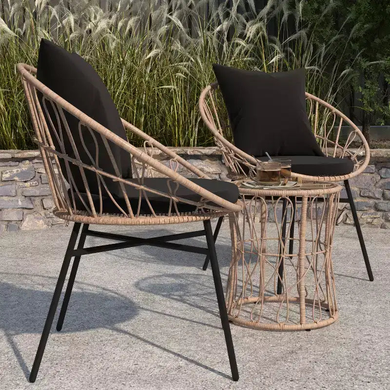 Merrick Lane 3-teiliges Terrassen-Set mit Seil-Rattan-Stühlen, passendem Beistelltisch mit Glasplatte und Kissen für den Innen- und Außenbereich