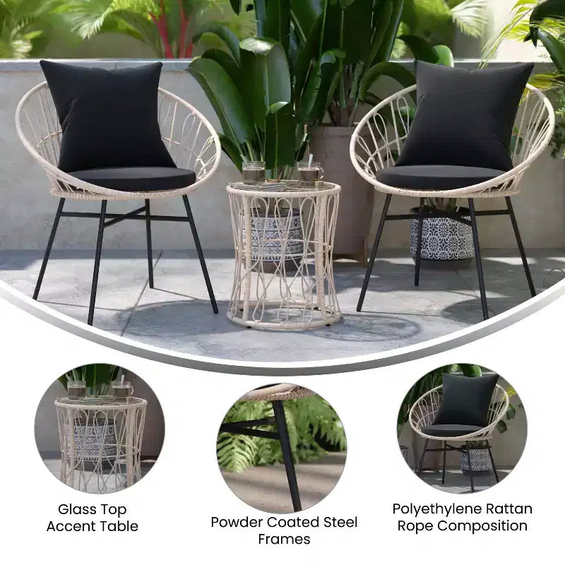 Merrick Lane 3-teiliges Terrassen-Set mit Seil-Rattan-Stühlen, passendem Beistelltisch mit Glasplatte und Kissen für den Innen- und Außenbereich