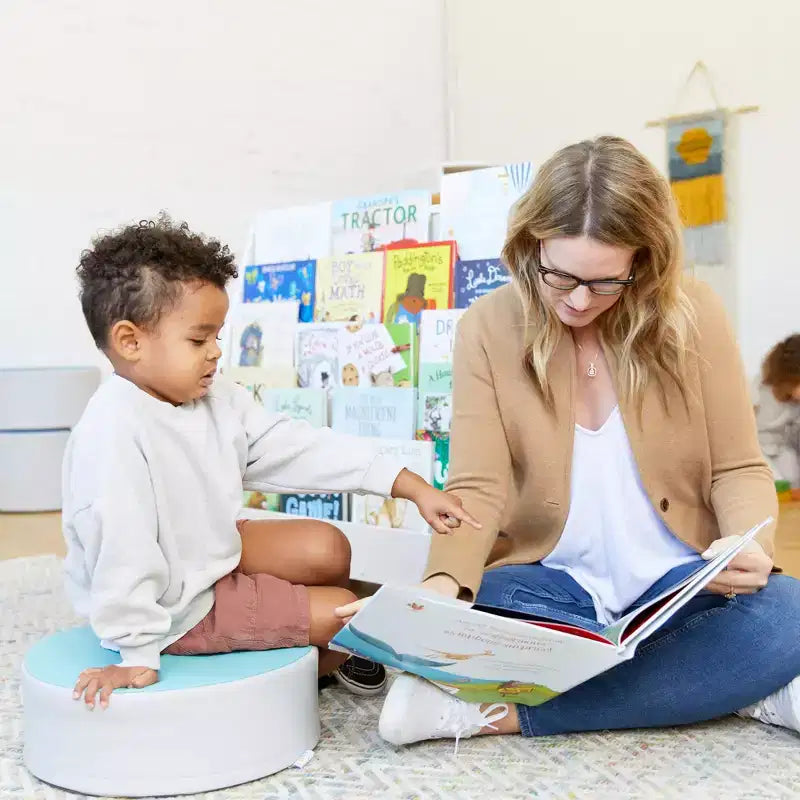 ECR4Kids Doppelseitiges Bücherregal aus Holz mit Rollen und Aufbewahrung, Montessori-Möbel
