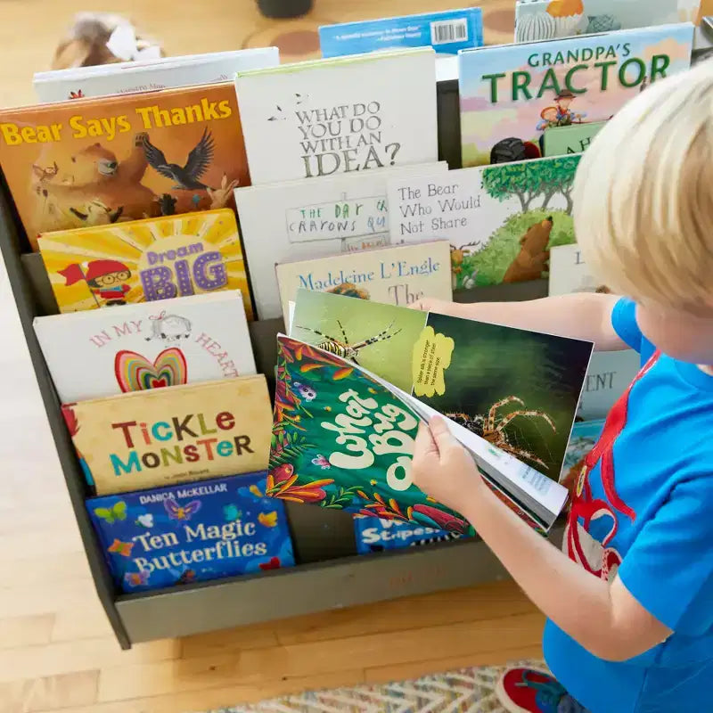 ECR4Kids Doppelseitiges Bücherregal aus Holz mit Rollen und Aufbewahrung, Montessori-Möbel