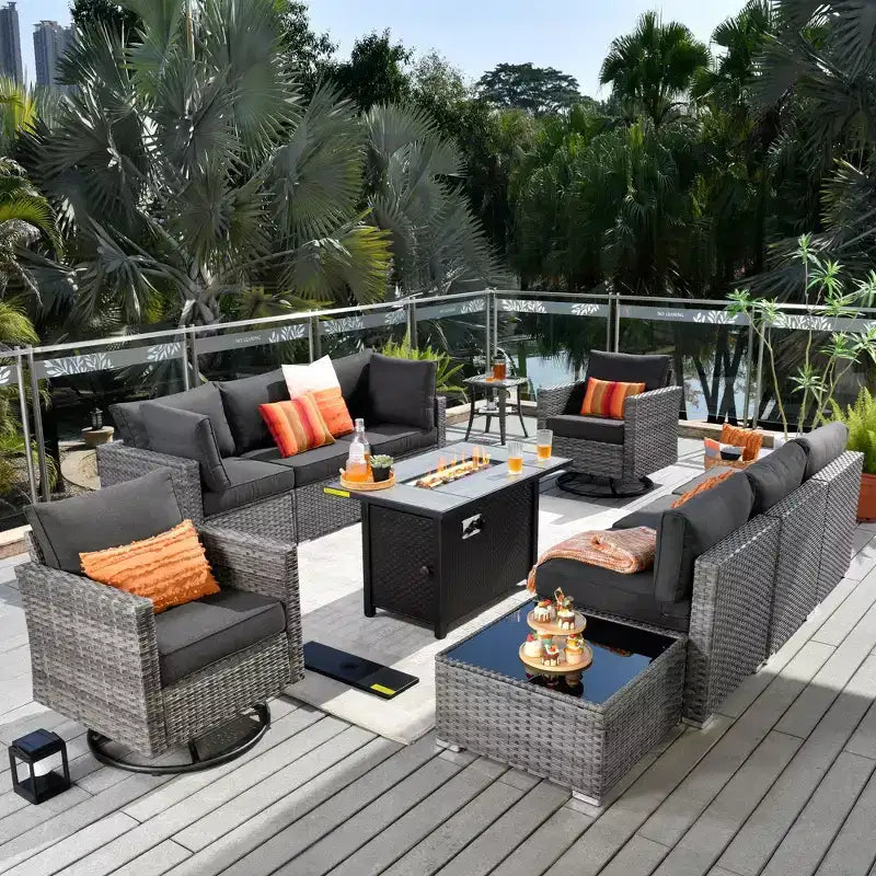 Ovios Venedig 11-teiliges Outdoor-Gartenmöbelset aus Korbgeflecht mit Metall-Feuerstelle, Drehstühlen und Kissen