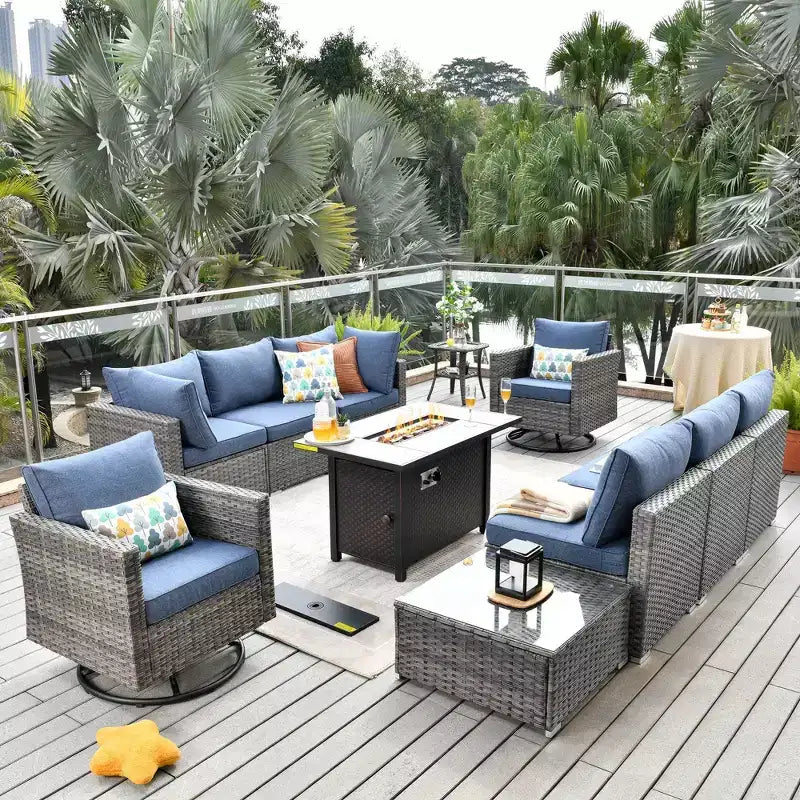 Ovios Venedig 11-teiliges Outdoor-Gartenmöbelset aus Korbgeflecht mit Metall-Feuerstelle, Drehstühlen und Kissen