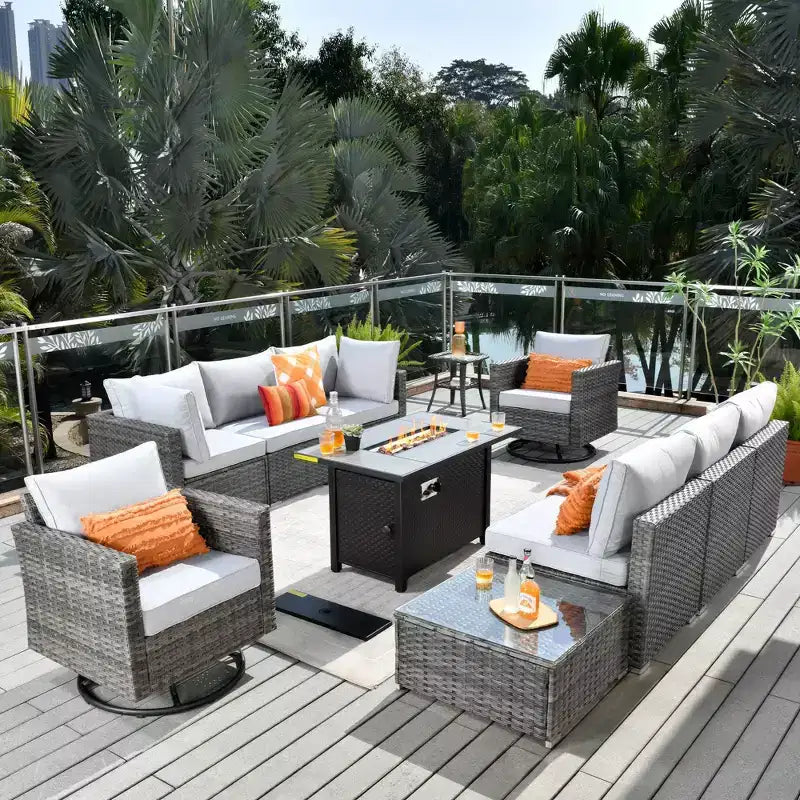 Ovios Venedig 11-teiliges Outdoor-Gartenmöbelset aus Korbgeflecht mit Metall-Feuerstelle, Drehstühlen und Kissen