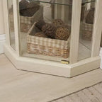 Eck-Vitrine mit Glastüren und Regalen, Eck-Schaukasten für das Wohnzimmer