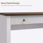 Geriffelter Home-Office-Schreibtisch mit Stauraum, 137 cm moderner Chefschreibtisch mit Ladestation, Computer-Schreibtisch aus Holz mit Aktenschubladen für das Arbeitszimmer