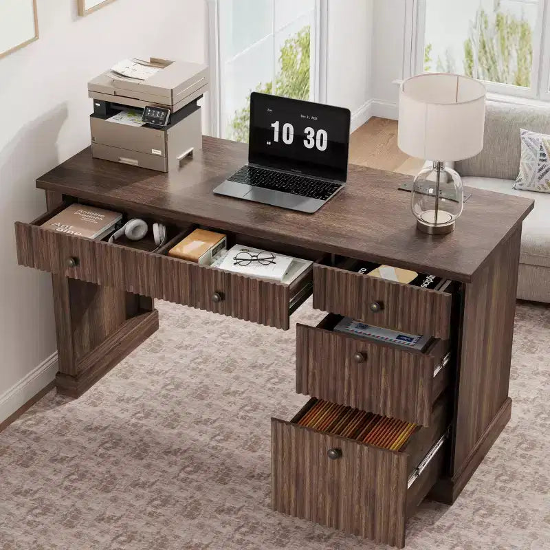 Geriffelter Home-Office-Schreibtisch mit Stauraum, 137 cm moderner Chefschreibtisch mit Ladestation, Computer-Schreibtisch aus Holz mit Aktenschubladen für das Arbeitszimmer