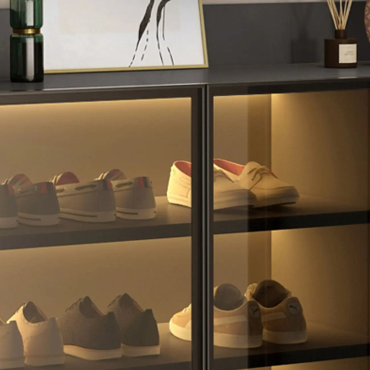 Schuhschrank mit LED-Beleuchtung, verstellbaren Einlegeböden und transparenten Türen