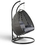 LeisureMod 2-Person Hängesessel mit Ständer – Outdoor/Indoor Rattan Korbsessel Garten-Schaukelhängematte mit Kissen