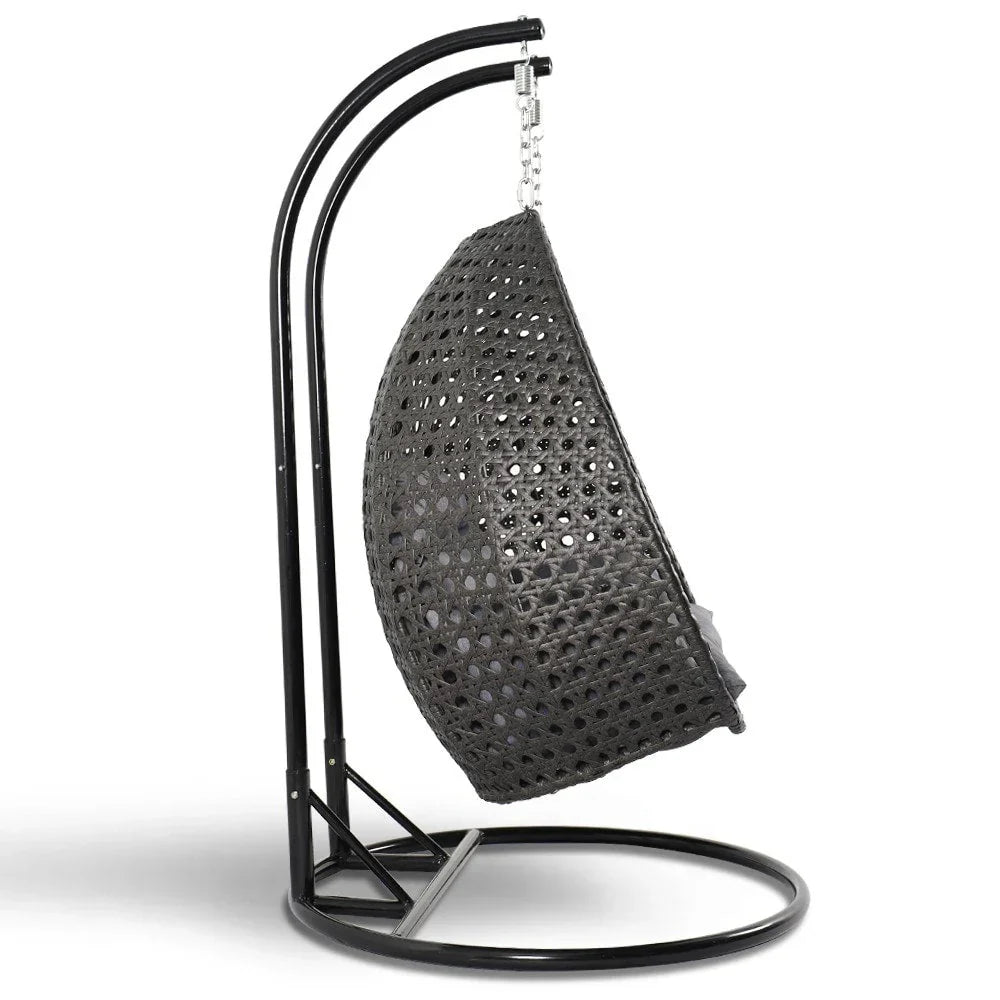 LeisureMod 2-Person Hängesessel mit Ständer – Outdoor/Indoor Rattan Korbsessel Garten-Schaukelhängematte mit Kissen