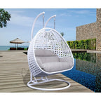 LeisureMod 2-Person Hängesessel mit Ständer – Outdoor/Indoor Rattan Korbsessel Garten-Schaukelhängematte mit Kissen