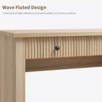 Geriffelter Home-Office-Schreibtisch mit Stauraum, 137 cm moderner Chefschreibtisch mit Ladestation, Computer-Schreibtisch aus Holz mit Aktenschubladen für das Arbeitszimmer