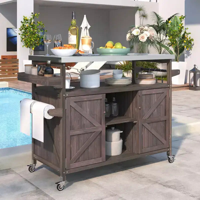Okak Outdoor-Kücheninsel mit Edelstahlplatte, Holzküchenwagen mit Türen, Regalen und Gewürzregal, rollende Kücheninsel