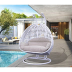 LeisureMod 2-Person Hängesessel mit Ständer – Outdoor/Indoor Rattan Korbsessel Garten-Schaukelhängematte mit Kissen