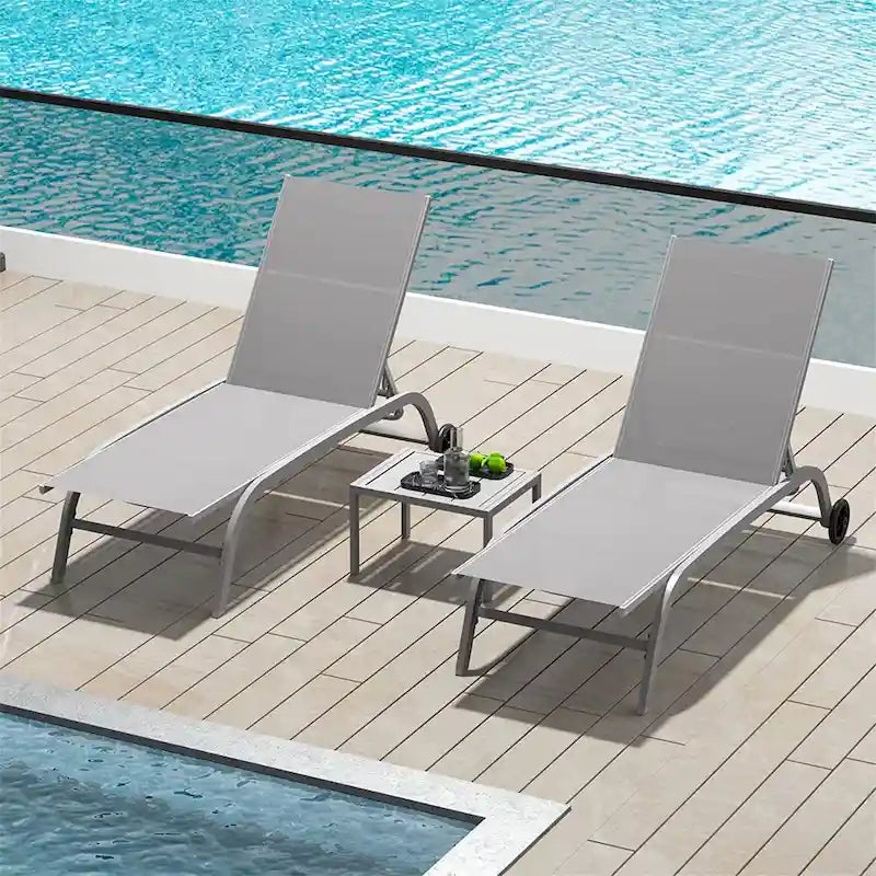 Zwei Outdoor-Loungesessel mit 1 Tisch